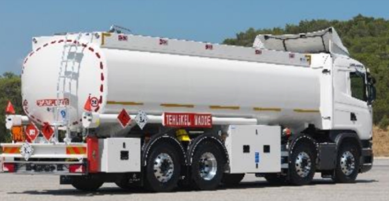 Cylindrical aviation fuel tanker, truck-mounted
